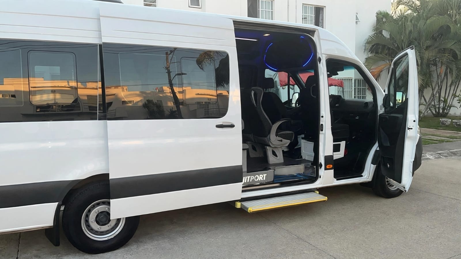 Mercedes Sprinter — puerta lateral abierta
