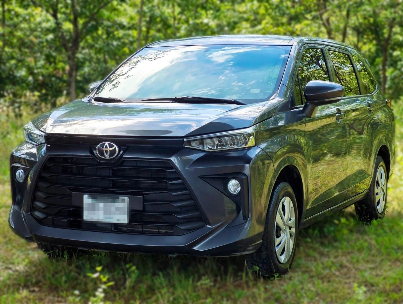 Toyota Avanza — vista frontal